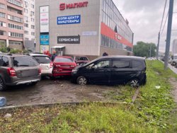 После удара одна из машин вылетела на парковку