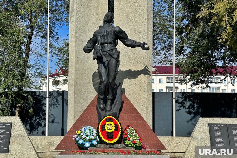 В Кургане девушка устроила танцы на памятнике воинам