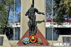 В Кургане девушка устроила танцы на памятнике воинам