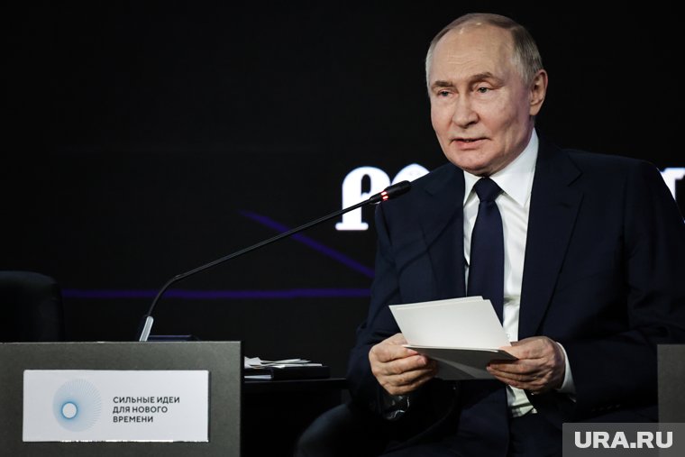 Путин наградил орденами и медалью жителей ЯНАО