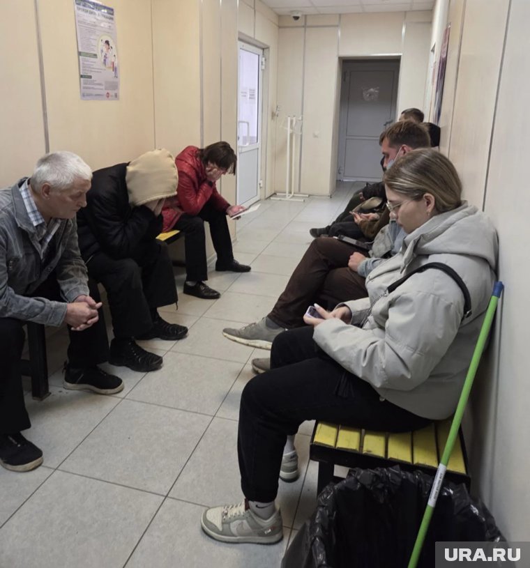 По словам девушки, это очередь в одном из коридоров, во втором тоже ожидают приема 
