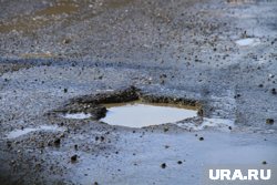 Жители Макушино жалуются на разбитую фурами трассу