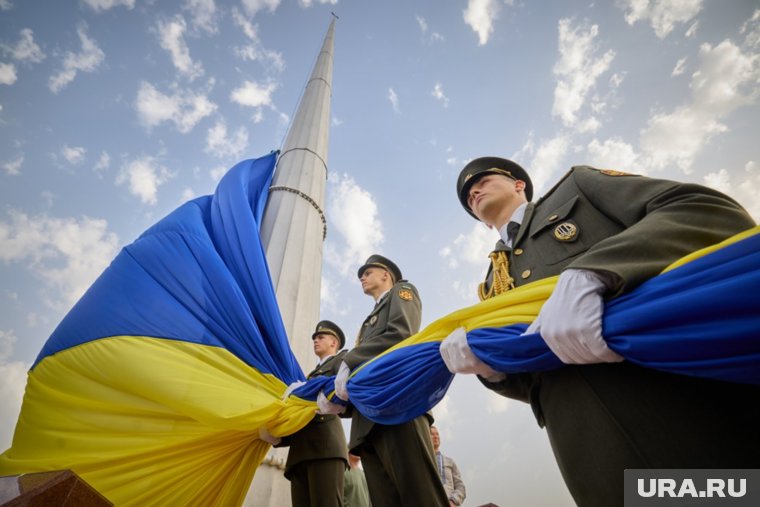 В случае снижения мобилизационного возраста украинцы начнут массово покидать страну, считают политологи