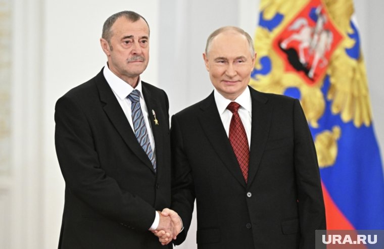 Вячеслав Зинцов свыше полувека работает слесарем-электромонтажником