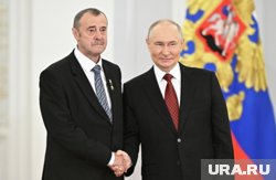 Вячеслав Зинцов свыше полувека работает слесарем-электромонтажником