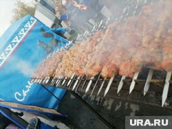 Мангалы с горящими углями расставили вплотную с торговыми палатками