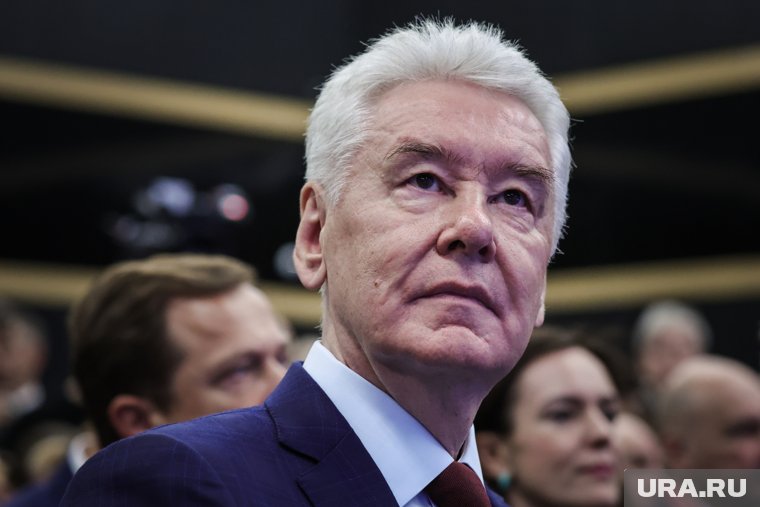 На месте падения обломков работают специалисты экстренных служб, сообщил Собянин