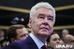 На месте падения обломков работают специалисты экстренных служб, сообщил Собянин