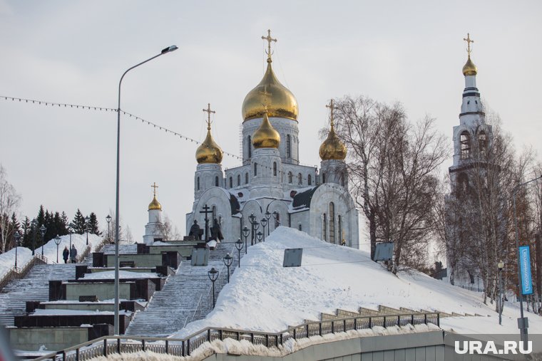 Губернатор присутствовал на праздничной службе в главном храме Ханты-Мансийска