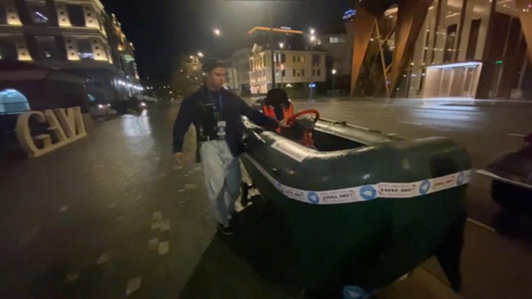 Лодка на колесах на улице Гоголя