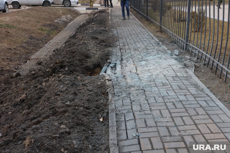 Обломки упали у тротуара