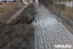Обломки упали у тротуара
