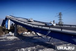 Трагедия с поездом произошла после обрушения на него конструкций автомобильного моста
