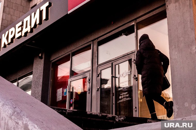 Объем выданных кредитов в России сократился на 39%