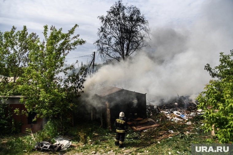 Два человека погибли при пожаре в гараже деревни Вата Нижневартовского района