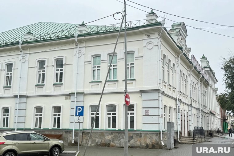 В доме была в начале XX века женская гимназия