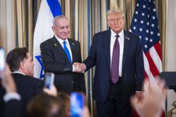 Нетаньяху подарил Трампу голубя из золота, указано в посте