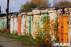 Ребенок провалился в заброшенных гаражах 