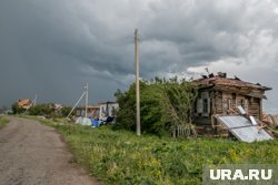 Вихрь повредил крыши домов (архивное фото)