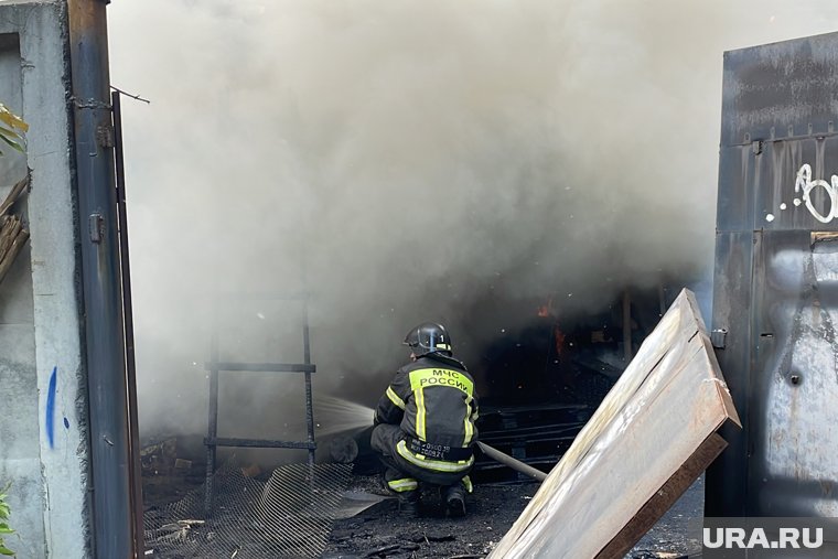 В заброшенном здании в Сургуте ночью произошел пожар 