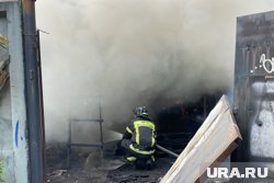 В заброшенном здании в Сургуте ночью произошел пожар 