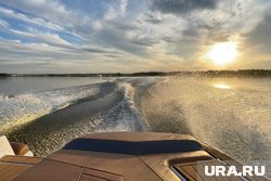 Мужчина на моторной лодке влетел в крутой берег