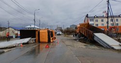 Грузовик перевернулся на бок в результате ДТП