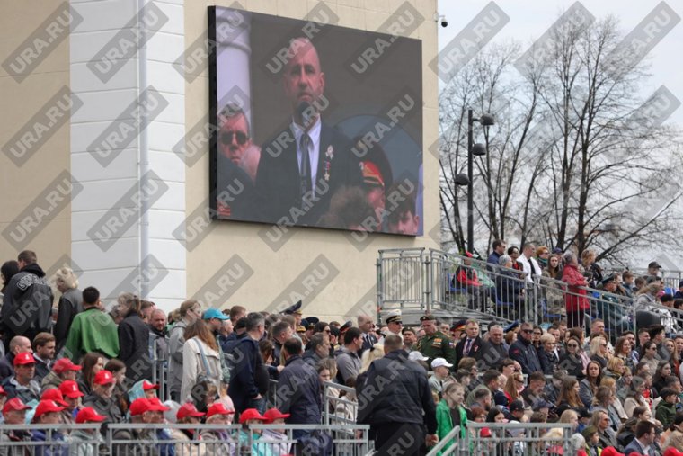 Новикова можно было заметить за правым плечом Жоги