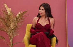Аника пришла на шоу с коробкой салфеток и плеткой