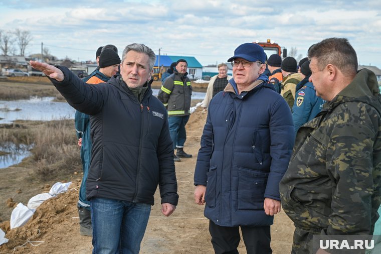 Владимир Якушев (в центре) высоко оценил работы тюменских властей по борьбе с паводком