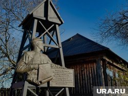 Памятный знак выполнен в виде буровой вышки с барельефом профессора Преображенского