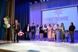Выпускники получили памятные подарки