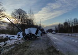 Водитель автомобиля не справился с управлением и столкнулся со столбом линии электропередач