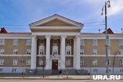 На крыше здания в Кургане остались пустые постаменты для скульптур