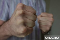 Мужчина на видео жестоко избивает молодого человека, тот не сопротивляется