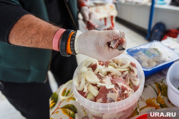 В двух тюменских кафе еду готовили из мяса неизвестного происхождения
