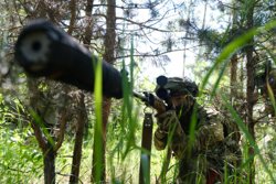 Парень отбил атаку дрона автоматом и получил тяжелые травмы (архивное фото) 