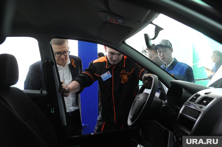 Студенты-автомеханики продемонстрировали губернатору свое мастерство