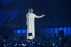 Певец исполнил русскую песню вне конкурса