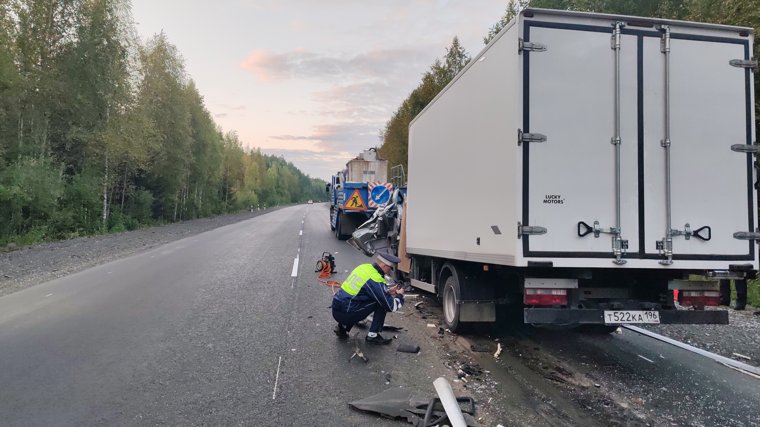 КАМАЗ ехал медленно, выполняя дорожные работы