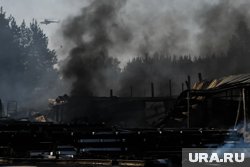 По информации спасателей, существует угроза распространения огня на соседнее здание (архивное фото)