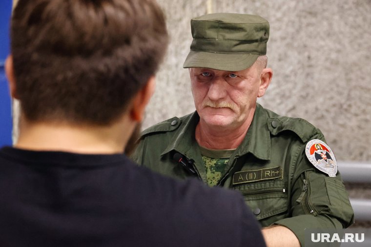 Заместитель атамана Дмитрий Исаев объясняет: стать казаком может каждый, кто готов служить делу