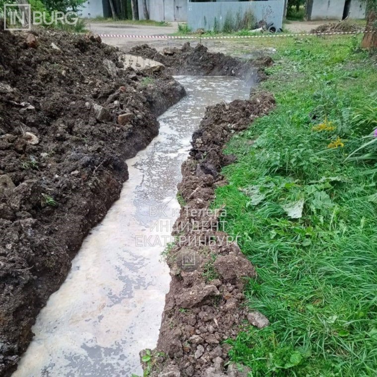 Горячая вода вытекает литрами из трубы