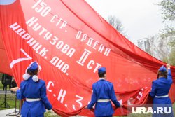 Гигантский символ Победы развернули в Челябинске