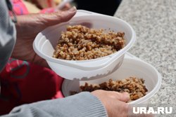 Журналистов угостили обедом: кулеш и гречневая каша с тушенкой