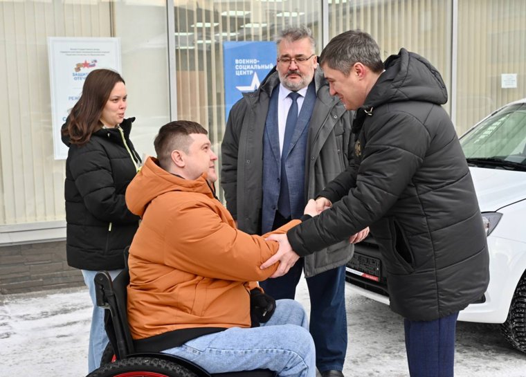 Дмитрий Махонин пообщался с ветераном СВО Денисом Давлетшиным