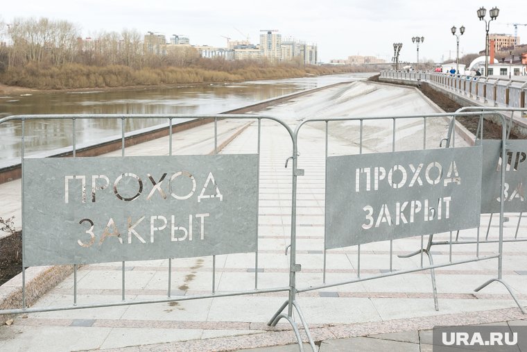 Река Тура подтопила набережную в Тюмени (архивное фото)