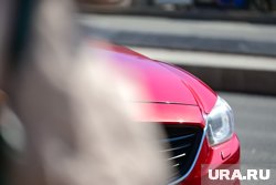Парень прокатился на капоте автомобиля в Сургуте