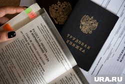 Студент очной формы, которому 21 год, по законам соцзащиты все еще считается ребенком
