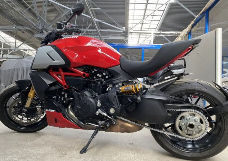 На третьем месте - самый быстрый автомобилей мощный байк Ducati Diavel 1260 S за 2,3 миллиона рублей